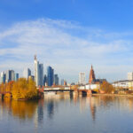 Frankfurt Skyline vom Main aus gesehen