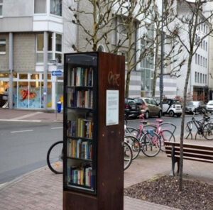 Nach Lesestoff stöbern: In immer mehr Stadteilen gibt es Bücherschränke c Stadt Frankfurt am Main