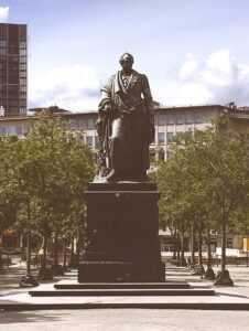  Goethe-Denkmal von 1844 auf dem Goetheplatz © Rudolf Dederer