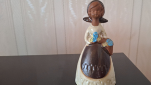 Mehr über den Artikel erfahren Figur mit Glöckchen und „Vom Winde verweht“