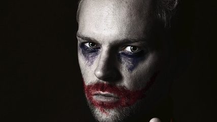 Du betrachtest gerade Nicola Gess zum „Fall“ Ken Jebsen: „Gesicht zeigen!“ Analyse eines „Joker“-Videos