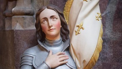 Du betrachtest gerade Oper Frankfurt: Arthur Honeggers „Jeanne d’Arc au bûcher“- Faszination einer mythischen Lichtgestalt