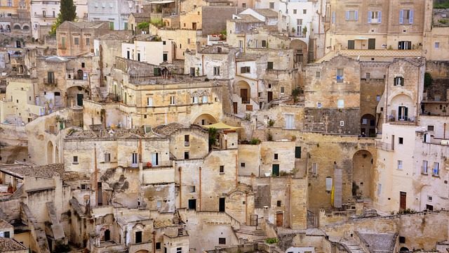 Du betrachtest gerade <strong>Rückblick auf den Vortrag „Das Wunder von Matera: Von den Höhlen zur Kulturhauptstadt“</strong>