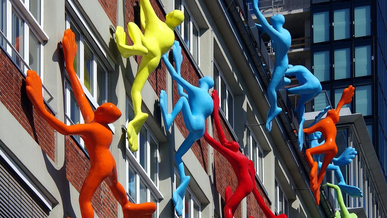 Du betrachtest gerade Staatstheater Darmstadt: „Don Quichotte“ – Spider-Man, Männlichkeit, Ritterlichkeit oder wieviel Tier steckt im Mann?
