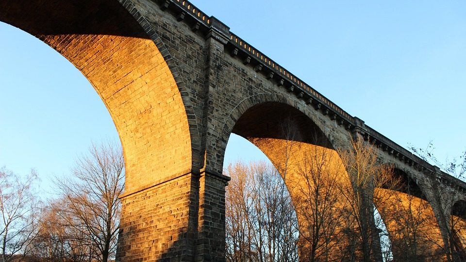 Du betrachtest gerade Arthur Miller: „Ein Blick von der Brücke“. Schuld und Abhängigkeit – wer ist hier der Boss?