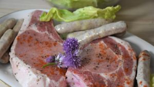 Mehr über den Artikel erfahren Frank Behnkes „Thüringer Spezialitäten“ – Meininger Theatererlebnis mit Wurstvorhang und Rampensäuen