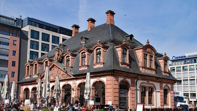 Du betrachtest gerade Teil IV Schreibwerkstatt UniWehrsEL:“Tatort Frankfurt – Welche Rolle spielt die Magie der Musik?“ Auftakt: Café Hauptwache