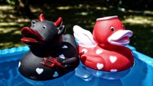 Mehr über den Artikel erfahren Puppenwelt zwischen gut und böse