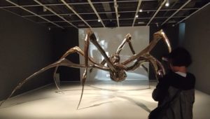 Mehr über den Artikel erfahren Wer war die Künstlerin Louise Bourgeois? – Gemeinsamkeiten mit den Künstlern Hans Bellmer und Niki de Saint Phalle