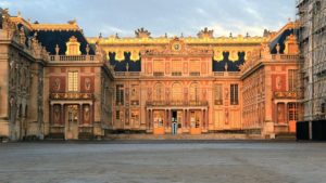 Mehr über den Artikel erfahren <strong>„Marie‑Antoinette oder Kuchen für alle!“ – die Puppe als Symbol für eine erstarrte Gesellschaft</strong>