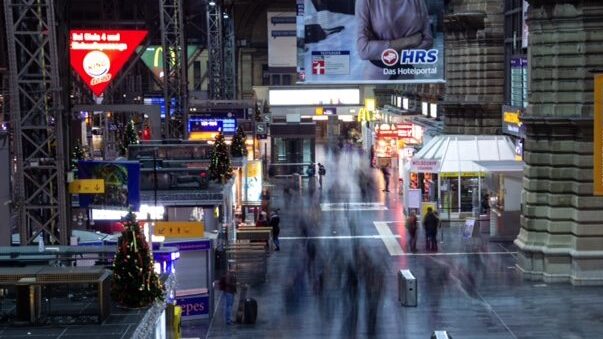 Du betrachtest gerade „Die Affäre auf der Straße nach Monaco“ am Schauspiel Frankfurt – Stadtforschung oder einfach mal chillen