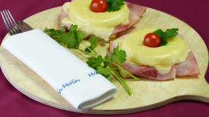 Mehr über den Artikel erfahren Teil XXI Schreibwerkstatt „Tatort Frankfurt – Welche Rolle spielt die Magie der Musik?“ im  Operncafè oder Ein Toast auf den Toast Hawaii