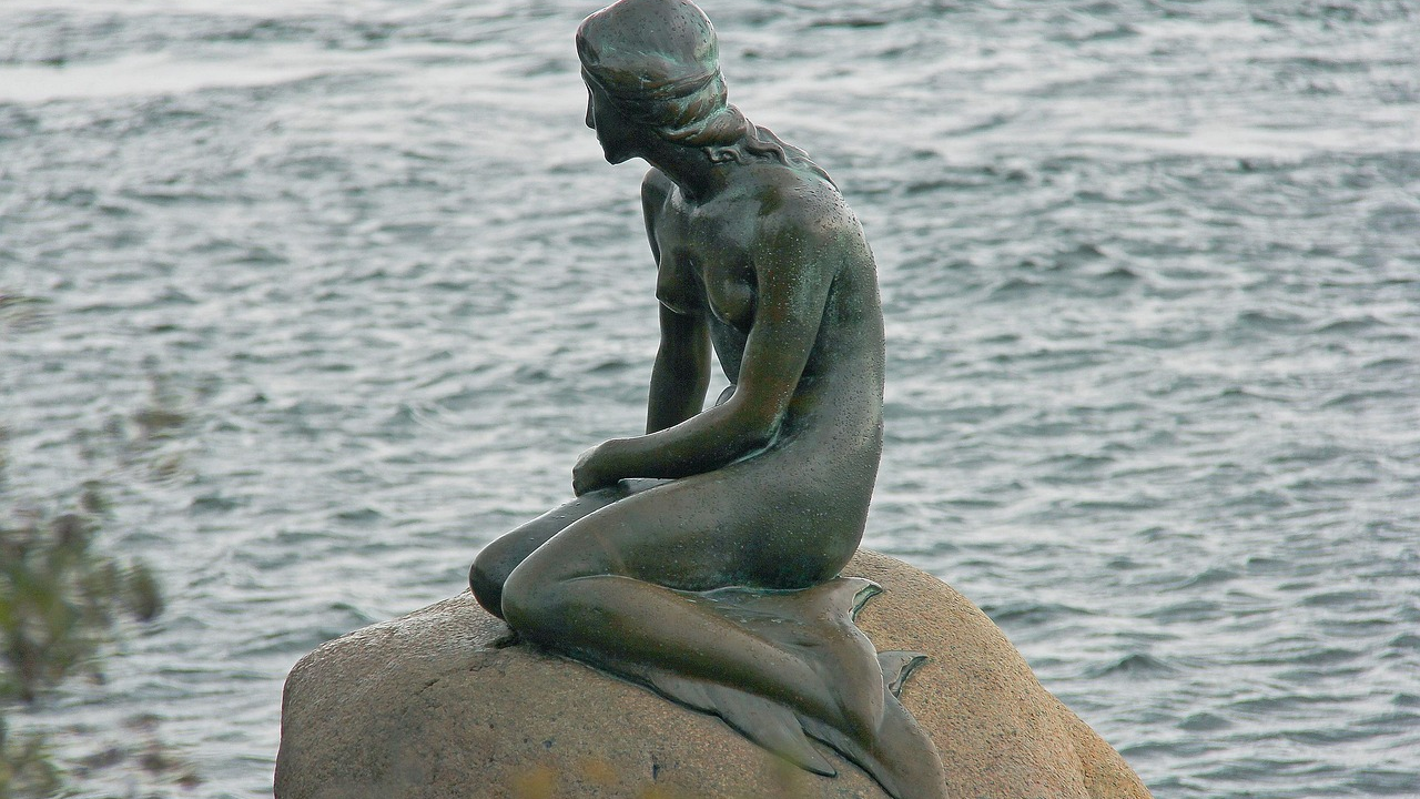 Du betrachtest gerade Schauspiel Frankfurt „Die Frau vom Meer – ODER: FINDEN SICH RUDIMENTE EINER UR-FISCHART IM MENSCHLICHEN GEMÜT?“