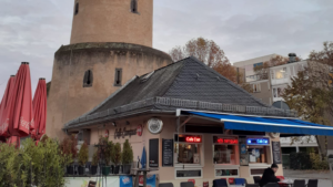 Mehr über den Artikel erfahren Teil XXIX Schreibwerkstatt „Tatort Frankfurt – Welche Rolle spielt die Magie der Musik?“ Auftakt ‚Oper Extra‘ im Bockenheimer Depot