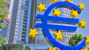 Mehr über den Artikel erfahren Teil XXIV Schreibwerkstatt „Tatort Frankfurt – Welche Rolle spielt die Magie der Musik?“ Burn grübelt vor der Frankfurter Euro-Skulptur