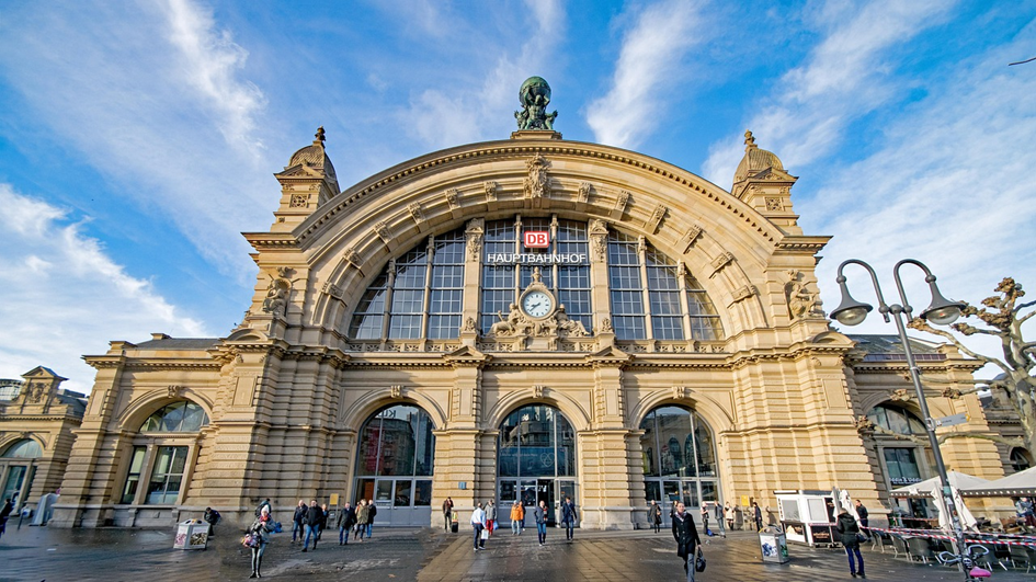 Du betrachtest gerade Teil XXIII Schreibwerkstatt „Tatort Frankfurt – Welche Rolle spielt die Magie der Musik?“ Burn und Elfriede am Frankfurter Hauptbahnhof