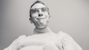 Mehr über den Artikel erfahren Karsten Dusse: „Achtsam Morden“ Satire über die Tücken der Work-Life-Balance in einer Theaterfassung