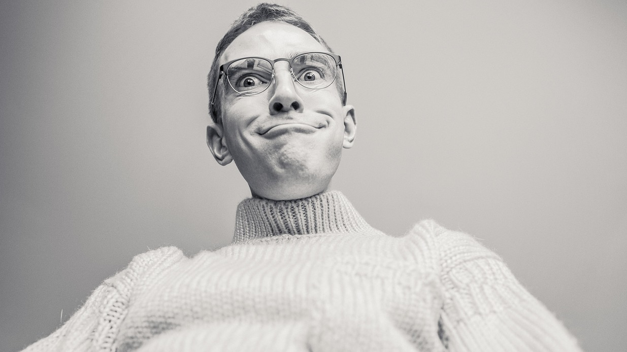 Du betrachtest gerade Karsten Dusse: „Achtsam Morden“ Satire über die Tücken der Work-Life-Balance in einer Theaterfassung