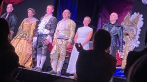 Mehr über den Artikel erfahren Ellen: „Sein oder Nicht-Sein im Grüneburgpark“: Wie „Die Dramatische Bühne“ Shakespeares Hamlet entstaubt