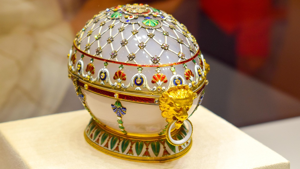 Du betrachtest gerade „Boris Godunow“ Warners Inszenierung mit Fabergé-Ei als Symbol: Glanz als Hülle, Macht als zerbrechliche Oberfläche