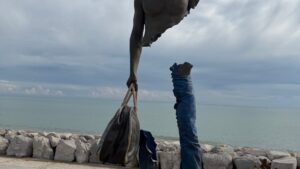 Mehr über den Artikel erfahren „Les Voyageurs“: die schwebenden Bronzefiguren Bruno  Catalanos als Metaphern für Reisende, Migration, Bruch und Einsamkeit